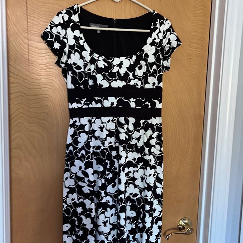 Donna Ricco classic black and white design! Size 4 Can dress up or down!